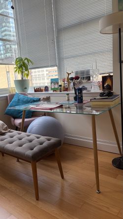 Dining table (can sit up to 6 people)