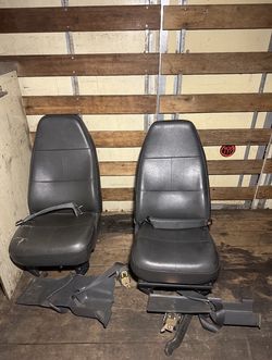 Econoline seats with seat belt assembly 