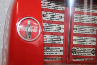 Vintage 1990's diner style table top battery operated coca cola musical jukebox plays two coca cola jingle tunes like new never used located in palm s