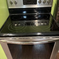 Reliable Frigidaire Electric Stove for Sale!