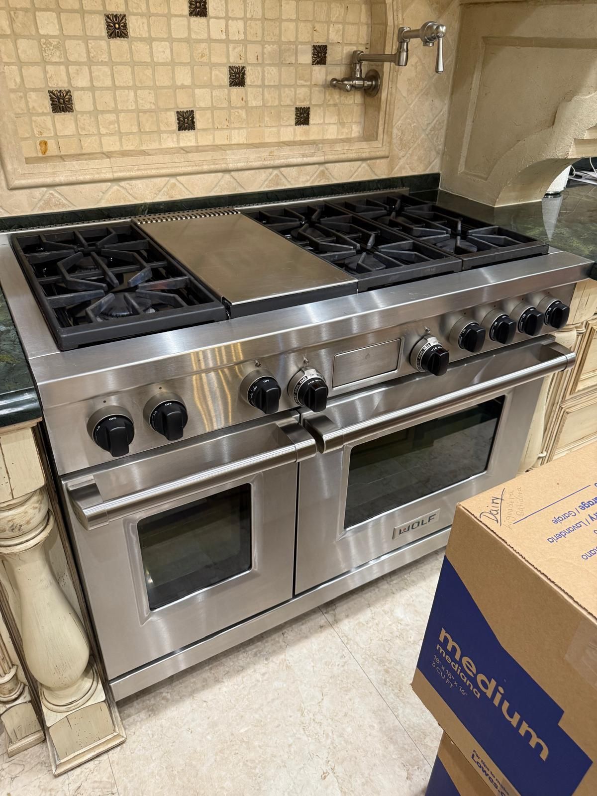 Wolf R486C - 48" PRO Gas Range Oven 6 Burners + Charboiler knobs