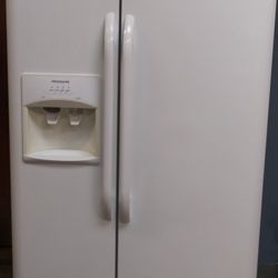 Frigidaire Side By Side Refrigerator. Fully Functional And In Very Good Condition