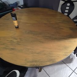 Round dining table