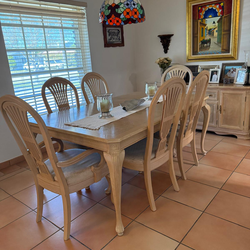 Dining table with six chairs and leafs