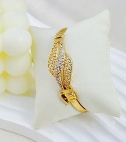 Women’s  Leaf Design Fashion Bracelet – Adjustable for Daily Wear & Events