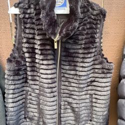 Beautiful Black Fur Vest With Good Zipper 