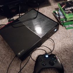 Xbox One Model 1540 with Wireless Controller & 8 Xbox games.