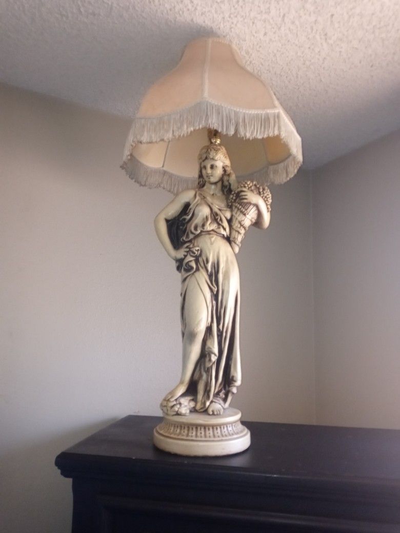 Roman Victorian Mid-century Lamp