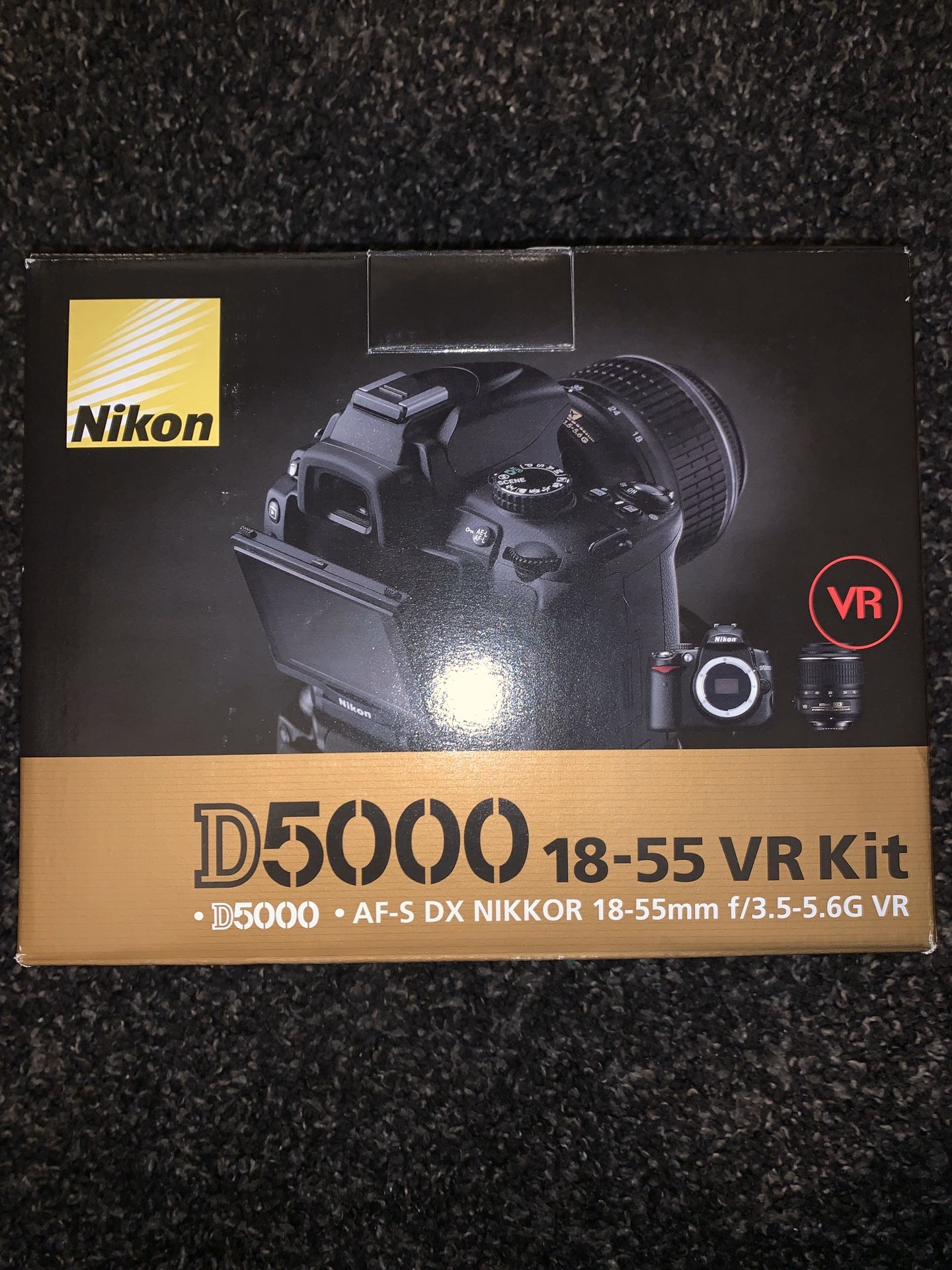 Nikon D5000. Comes with lense, battery & charger