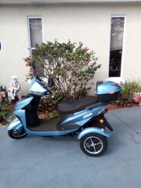 EZ Wheels 48 Volt Mobility Scooter Like Nee With 4 New Batteries N Charger ! Has 3 Speeds N Lights Only 87 Miles