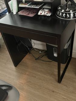 Black Desk
