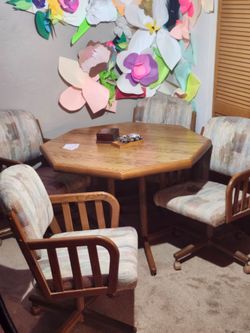 Beatuful wood Dining Set table 4 Chairs on Casters(FREE DELIVERY)
Dining Collection by Chromcraft