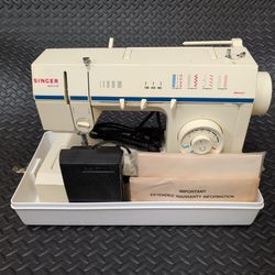 SINGER vintage sewing machine with travel case