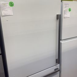 Hisense 17.2 cu ft refrigerator