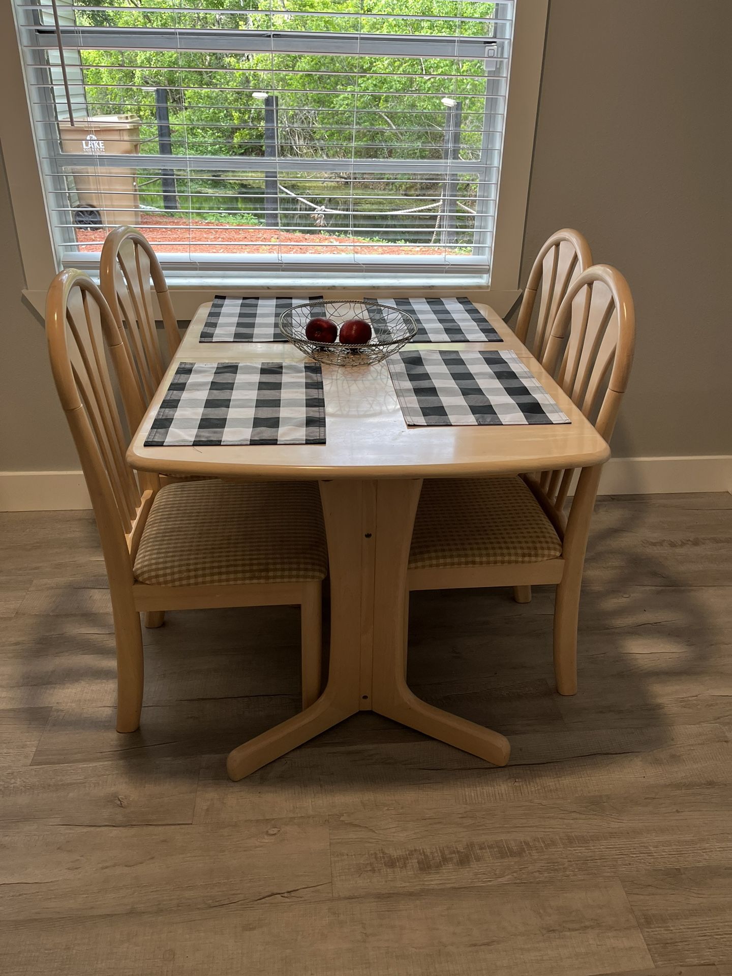 Kitchen Table And 5 Chairs 