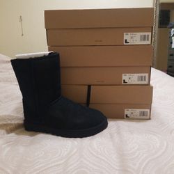 Brand New Ugg Classic Short  II BLACK SIZE 8