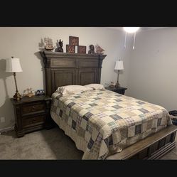 Complete List Bedroom Set With Full Bed Frame Wood, Two Dressers, Large Dresser, And Matching Lamps.  