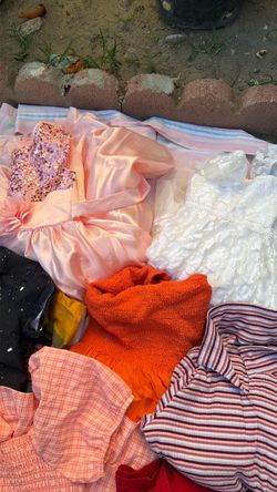 $10 bolsa de vestidos para niña buenas condiciones size 5/6 7 alguno más grande todos por $15