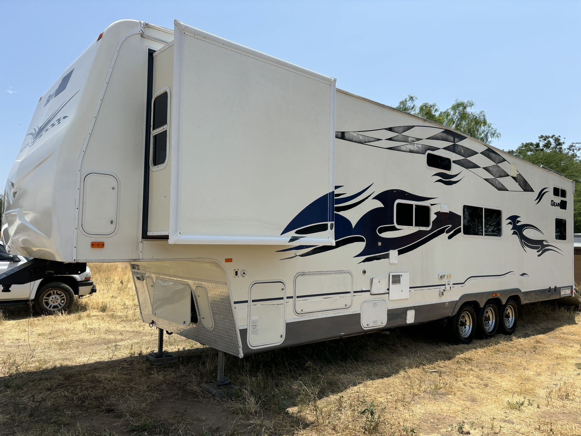 2007 Fleetwood gearbox 5th Wheel Toy Hauler With Slide Triple Axle