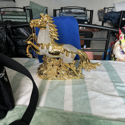 Random Golden Show-Horse