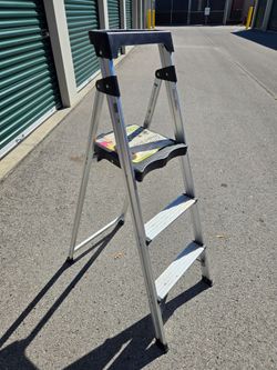 Real Nice Ulta Light Aluminum 3 Step Fold Up Ladder. "CHECK OUT MY PAGE FOR MORE DEALS "