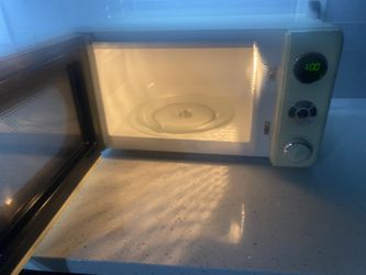 Galanz 0.7 Cu. ft. Retro Countertop Microwave Oven, 700 Watts, Cream