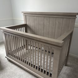 Hampton 4-in-1 Convertible Crib – Like New