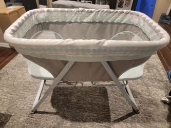 Rocking baby bassinet