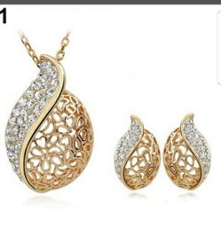 Beautiful necklace with pendant and earrings set new