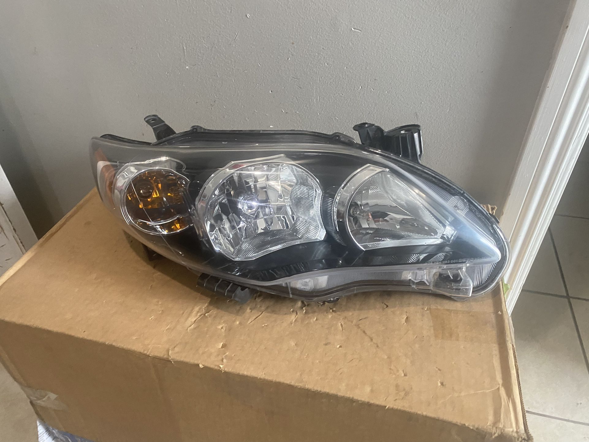 2011-2013 Toyota Corolla SE Right Headlight