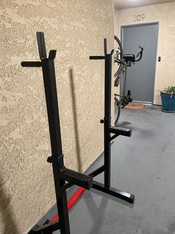 Adjustable squat rack