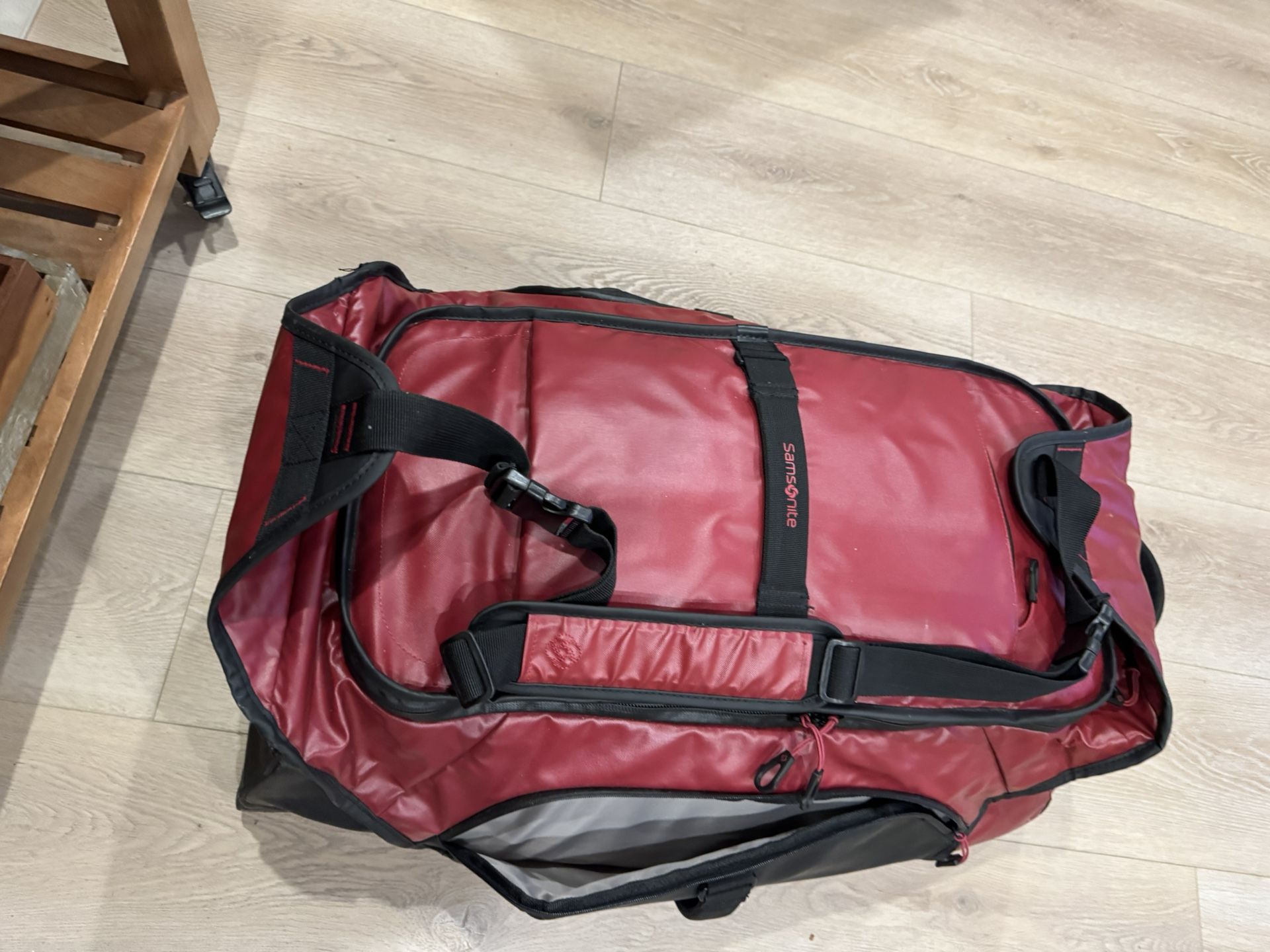 Samsonite 17x30 check in size suitcase duffle bag NEW well made side pockets. Perfect.