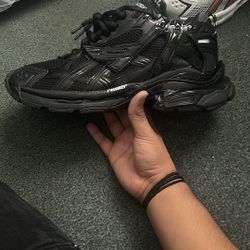 All Back Balenci Runner