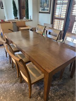 Beautiful Dining Room Table with leaf and six chairs