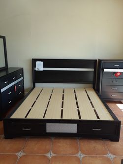 4 piece queen bedroom set queen bed frame dresser mirror and nightstand