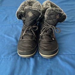 Women’s Columbia Snow Shoes, Waterproof Size 6