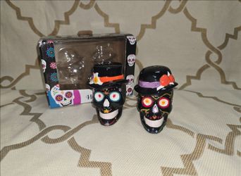 Halloween Skull Salt and Pepper Shakers Day Of Dead Black Skull With Hats New