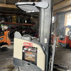 CROWN FORKLIFT ELECTRIC REACH 