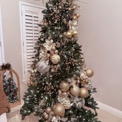 7.5’ Pre-lit Christmas Tree 