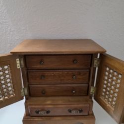 Small Jewlery Box.   Good Condition.   Have A Few From An Old Hobby 