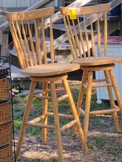 2 tall wood bar stools