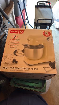 Dash. Tilt head mixer.