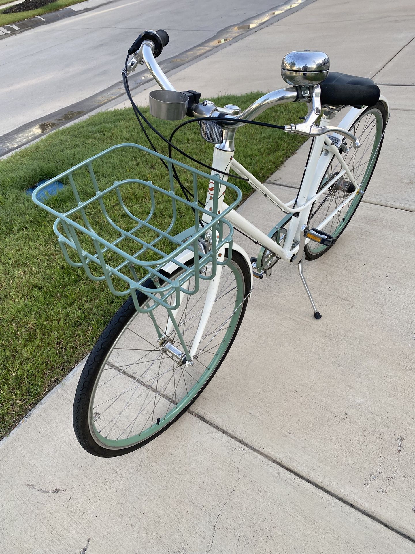 Giant Via Bicycle / Bike / Cruiser with Basket