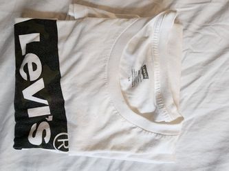 Levi's T-shirt !! MUST GO TODAY MOVING!!