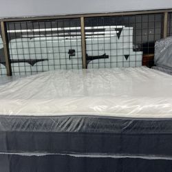 QUEEN SIZE STEARNS & FOSTER KIRKLAND PILLOW TOP MATTRESS & BOX SPRING BED SET