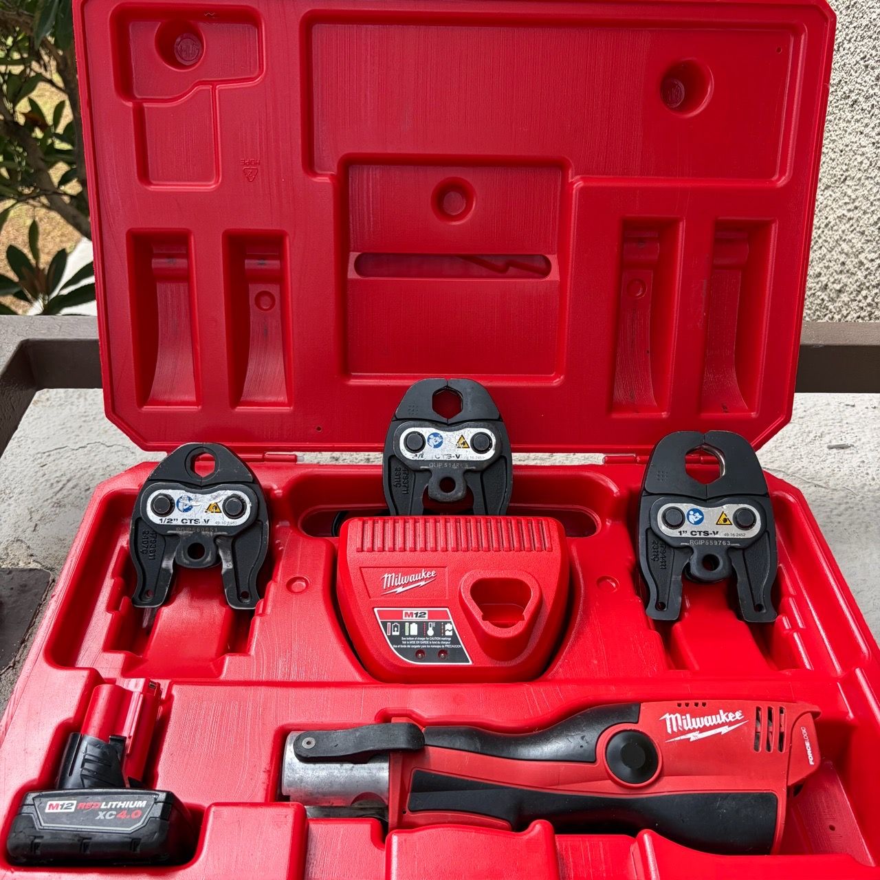 Milwaukee M12 Force Logic Press Tool w/ 3 Jaws 4.0 battery charger ...
