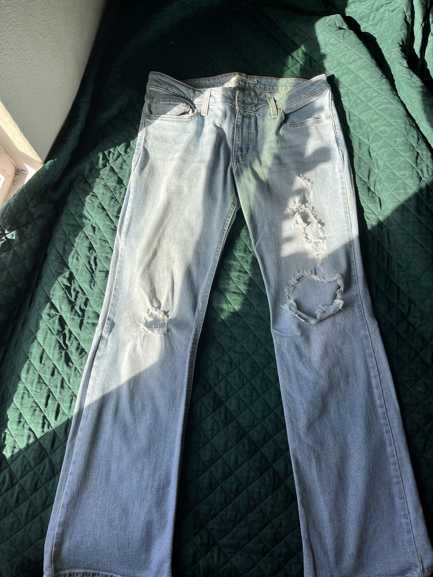 Women’s Levi’s light wash jeans