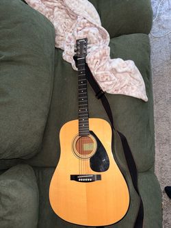 Yamaha Acoustic + Strap