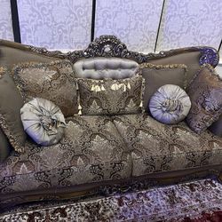 Traditional Style Sofa Set