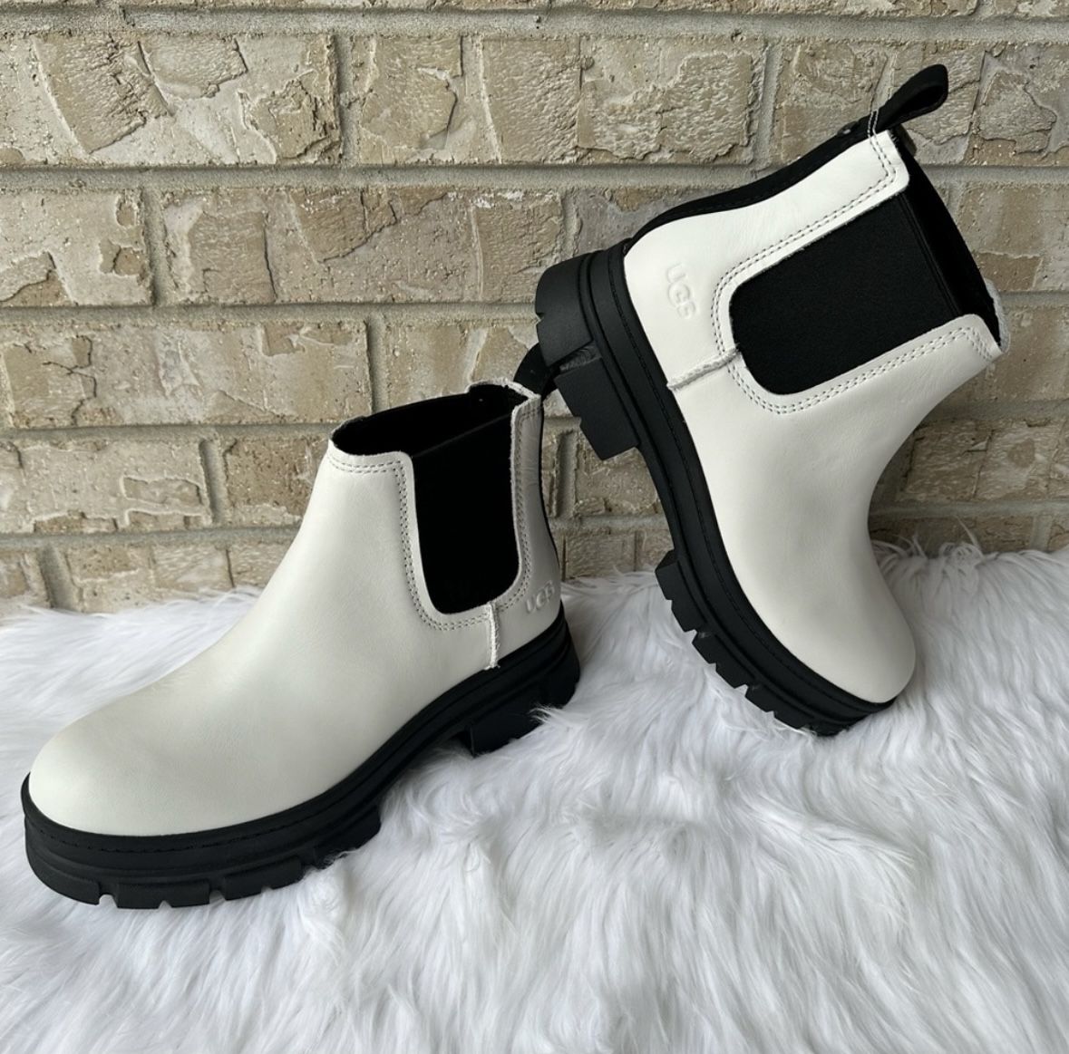 New UGG Ashton Chelsea Boot New without of Box Size 9